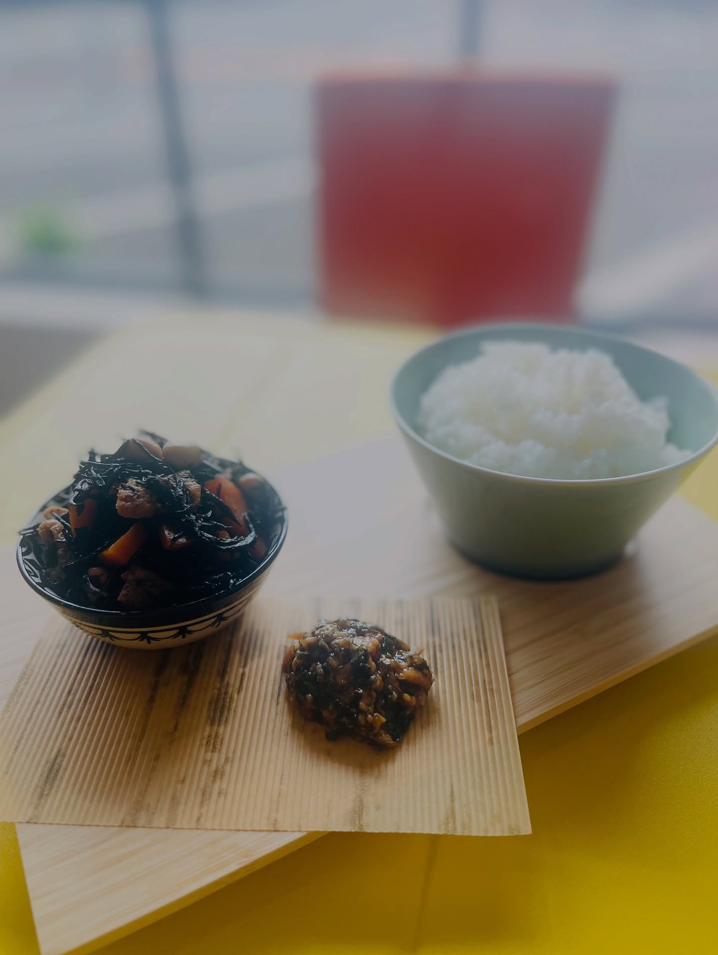 ＼もっと美味しいを味わいたいあなたへ／
うちのごはんは、いつだって真心こめた手づくり。
でも…実は、もっと“上”があるんです

それが——
『極上プレミアムごはん定食』

毎朝丁寧に炊き上げる土鍋ごはんは、
粒立ち、甘み、香り、すべてが別格。
ふたを開けた瞬間に立ちのぼる湯気、
お茶碗によそう瞬間に感じる“ふっくら感”。

そこに添えるのは、
ごはんのおともにぴったりな自家製の薬味麹と、
季節や気分にあわせた日替わり小鉢。
そして、体にやさしい味わいのお味噌汁（おかわり自由️）。

⸻

 ＼テイクアウトもできます！／
ごはんはおにぎり（塩のみ）に変更OK◎
もちろんお持ち帰りも大歓迎！
（＋副菜をお弁当風に詰めるのもご相談ください）

⸻

 ご注意
土鍋炊きのため、ご用意に約30分ほどかかります。
できたてをお渡ししたいので、
ご予約をおすすめしています‍♀️

⸻

︎ 極上プレミアムごはん定食　820円（税込）
 ごはんおかわり ＋100円
 塩おにぎり変更・テイクアウトOK（内容応相談）

⸻

ごはんが主役になる、しあわせ定食

日々の中に、ちょっとしたご褒美を。
“ちゃんと作る”って、やっぱり美味しい。