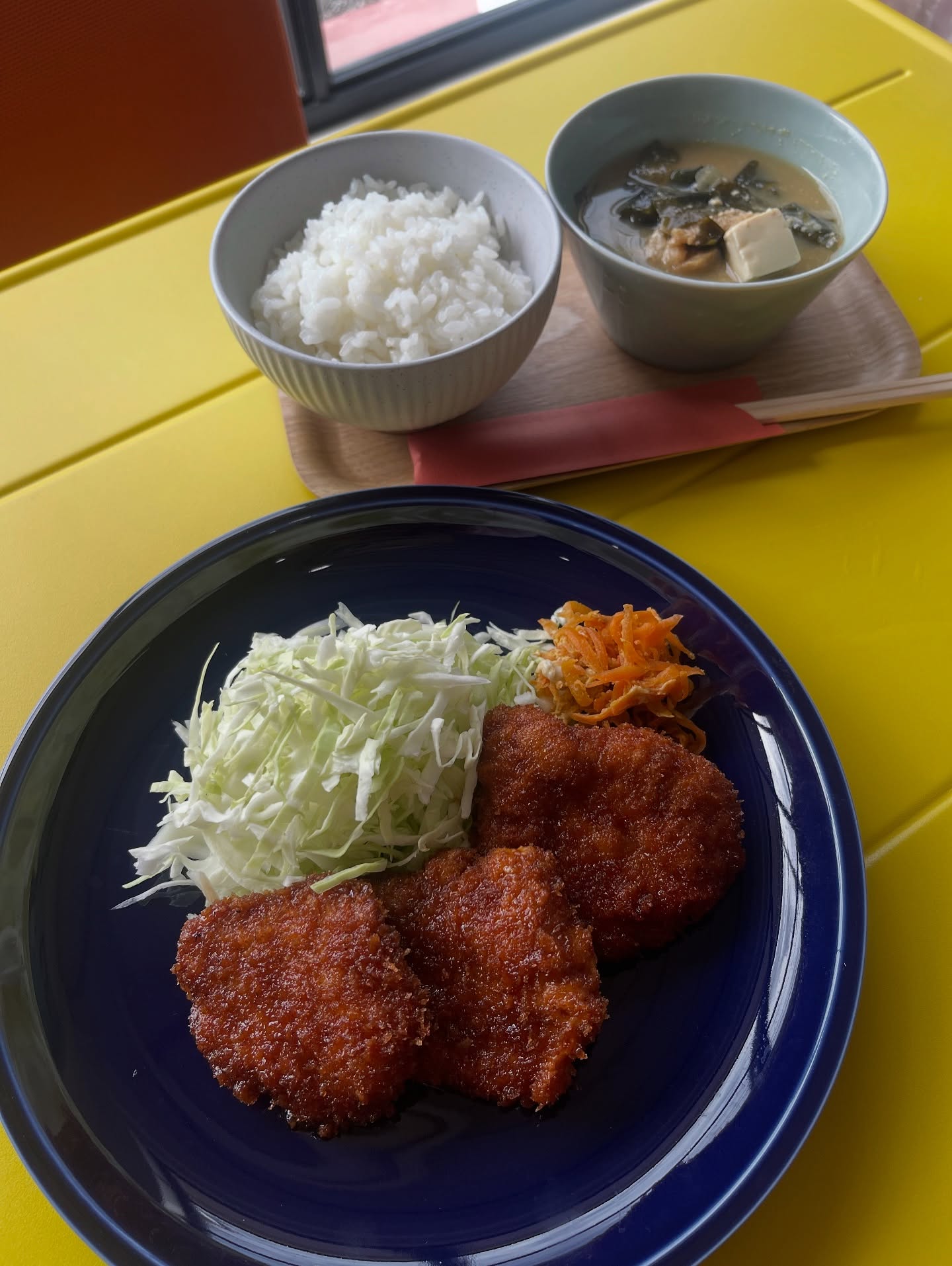 本日限定5食
Cラボ特製無添加ソースカツ定食！

やわらか〜いプレミアムもち豚を使用
サクサク衣に、特製ソースがじゅわっと染みてます🤤

数量限定なので、お早めにどうぞ〜！
ご飯とお味噌汁付き
※スープの内容は日によって変わります