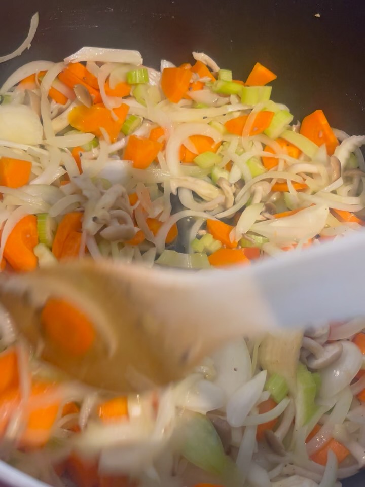 🥕【Cラボの手づくりのひと手間】

当店のハンバーグソースは、
こうしてたっぷりの野菜から丁寧に煮込んでいます。

玉ねぎ、にんじん、セロリ、きのこ…
素材の甘みと旨みをじっくり引き出して、
まろやかで深い味わいに🍽

無添加で、カラダにやさしい。
おいしさの秘密は、この“仕込みの時間”にあります🕊