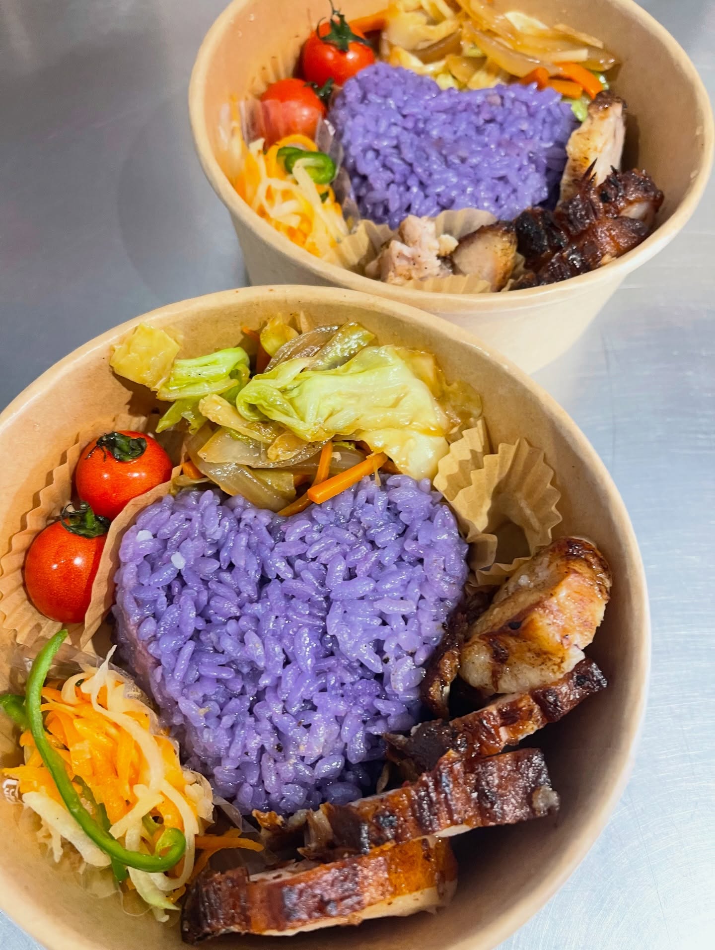 purple rice Heart 
＼イベント限定・人気沸騰中／

フィリピンの紫芋
**ウベ（Ube）**を使った
ハート型パープルライス弁当

このお弁当は
︎ 輸入調味料使用
︎ 添加物あり

だけど――
水と米には一切妥協していません。
普通には作ってない一箱です。

🥩 お肉は
煮込んで味付けして
更に焼く。

だから
中はしっとり
外は「え!?」ってなる
カリカリ食感️

そのままでも主役。
さらに
 レバーベースのタレをちょん
→ 味変。
→ これもまた主役級。

🥬 野菜炒めは
黒豆の醤油を使っているから
日本の味…ではないかもねー♡

🥕 付け合わせは
パパイヤと人参。
和っぽいけど、和じゃない♡

🟣 イベント限定
🟣 店舗販売なし
🟣 出会えたらラッキー

見た目で惹かれて
食べて「なるほど」ってなる。

purple rice Heart